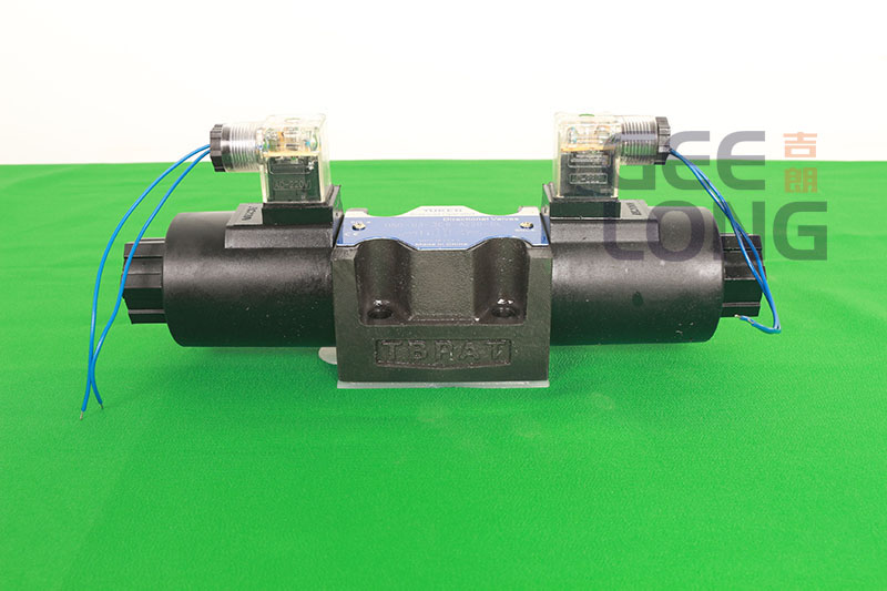 Sonenoid operated directional valves model: DSG-03-3C6-A220-DL