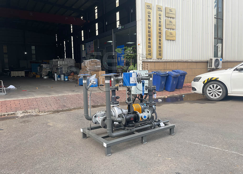 Secondary thermal oil circulation pump system for controlling accurate temperature of hot pressing