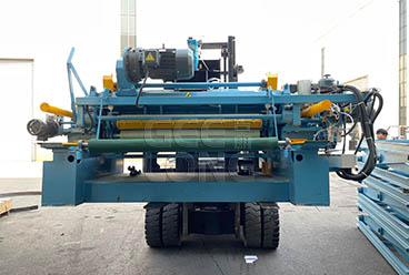 China GEELONG exported heavy duty 5ft veneer peeling machine and 3T HELI brand forklift to Indonesia